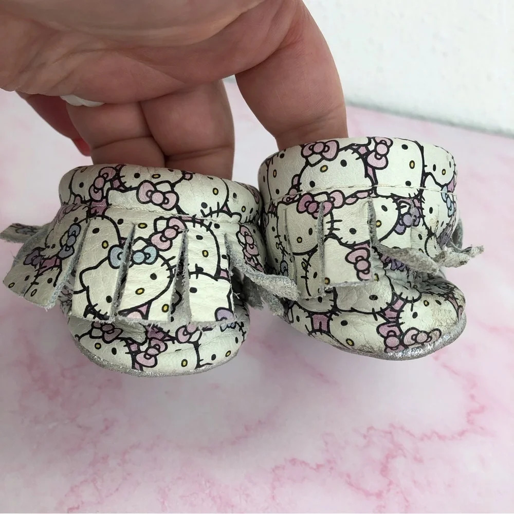 Freshly Picked x Sanrio Hello‎ Kitty baby moccasins Peek a Bow size 2 infant - Picture 5 of 16